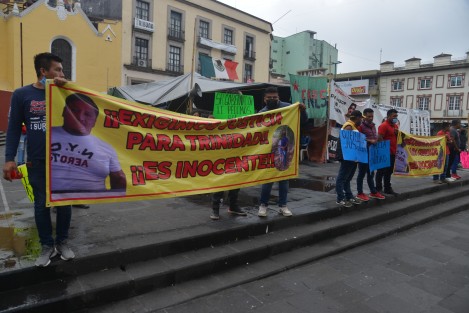 Pobladores de Papantla se manifestaron en la Plaza Lerdo para denunciar detención arbitraria de Trinidad N, quien es acusado por algunas personas de extorsión pero sin pruebas, afirman familiares.