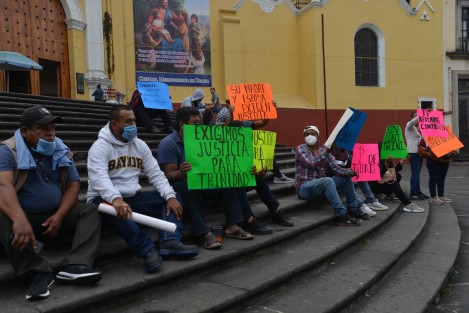Pobladores de Papantla se manifestaron en la Plaza Lerdo para denunciar detención arbitraria de Trinidad N, quien es acusado por algunas personas de extorsión pero sin pruebas, afirman familiares.