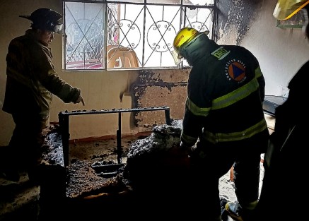 Alrededor del mediodía de este lunes se suscitó un incendio en la escuela Asociación Crece: Autismo y Discapacidad Intelectual, ubicada en la calle Hernán Cortés, de la colonia 2 de Abril
