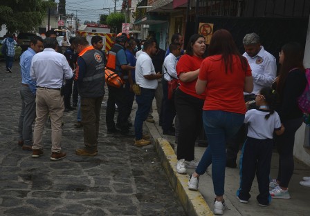  Fueron evacuadas 16 personas del inmueble entre estudiantes y profesorado, sin reporte de personas lesionadas, solo atención por crisis nerviosa. 