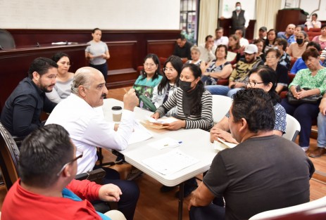 Apoyos sociales y la gestión de distintas obras hidráulicas y de pavimentación fueron algunas de las solicitudes presentadas este lunes, en jornada de audiencias ciudadanas. En la Sala de Cabildo, acompañado por el regidor Daniel Fernández Carrión, el presidente municipal Ricardo Ahued Bardahuil recibió a ciudadanas y ciudadanos para escuchar y canalizar sus necesidades para una mejor calidad de vida. 