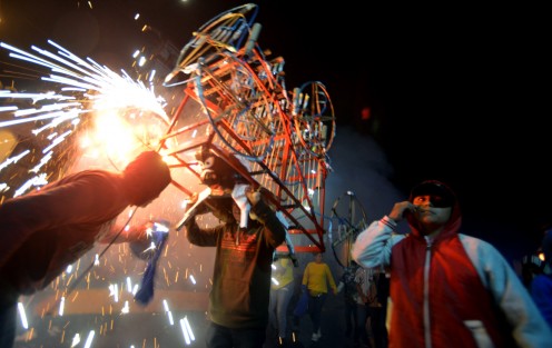 Con música de banda, mariachis, comida y mucha pirotecnia, en San Marcos de León, municipio de Xico, Ver., celebran a su santo patrono por la calle principal del pueblo.