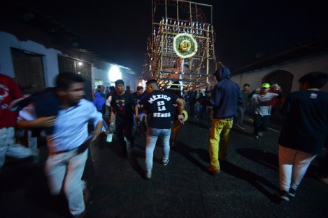 Con música de banda, mariachis, comida y mucha pirotecnia, en San Marcos de León, municipio de Xico, Ver., celebran a su santo patrono por la calle principal del pueblo.