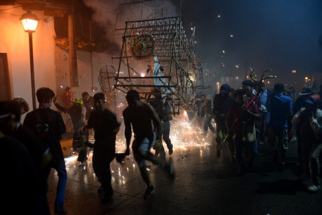 Con música de banda, mariachis, comida y mucha pirotecnia, en San Marcos de León, municipio de Xico, Ver., celebran a su santo patrono por la calle principal del pueblo.