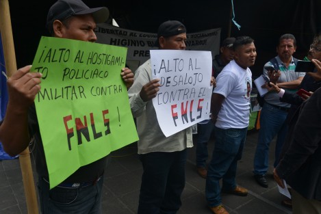 
Manifestantes que mantienen un plantón desde hace mas de un mes se quejan de represion en plaza Lerdo de Xalapa.