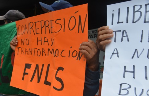 
Manifestantes que mantienen un plantón desde hace mas de un mes se quejan de represion en plaza Lerdo de Xalapa.
