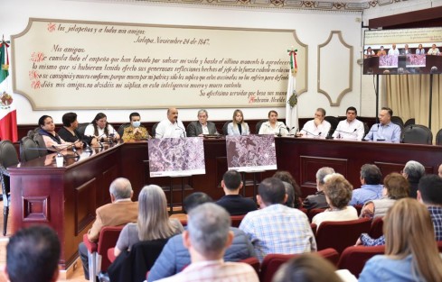 .- Con el propósito de brindar a la ciudad y a la comunidad un nuevo pulmón natural, proteger el patrimonio ambiental de Xalapa y consolidar a la ciudad como un municipio verde, el presidente municipal Ricardo Ahued Bardahuil presentó a integrantes del Cabildo el predio de casi 60 mil metros cuadrados que recientemente adquirió el Ayuntamiento para conservar como área natural.