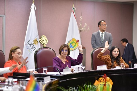 Como parte del desahogo de los temas de la sexta sesión ordinaria, la Diputación Permanente aprobó dictámenes de acuerdo, emitidos por diversas comisiones legislativas y que sirven para dar certeza jurídica a los actos de ayuntamientos con organizaciones o poderes del estado. 