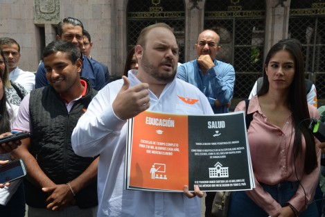 A un costado de Palacio de Gobierno, el dirigente de Movimiento Ciudadano en Veracruz, Sergio Gil Rullán, recriminó la deuda del Estado pues persistirá hasta 2040.