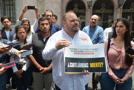 A un costado de Palacio de Gobierno, el dirigente de Movimiento Ciudadano en Veracruz, Sergio Gil Rullán, recriminó la deuda del Estado pues persistirá hasta 2040.