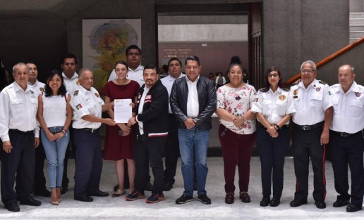 El presidente de la Junta de Coordinación Política de la LXVI Legislatura, diputado Juan Javier Gómez Cazarín, recibió, de manos de la secretaria de Protección Civil del estado, Guadalupe Osorno Maldonado, el proyecto de reforma a la Ley de los Cuerpos de Bomberos del Estado de Veracruz de Ignacio de la Llave, remitida a esta Soberanía por el gobernador Cuitláhuac García Jiménez.