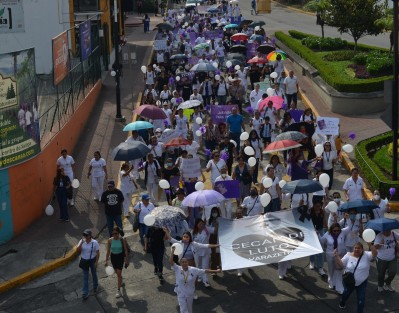 Los trabajadores de la Secretaría de Salud (SS) de Veracruz se manifestaron este miércoles 26 de abril para exigir justicia por Yarazeth Zepeta y que el caso no quede en la impunidad.