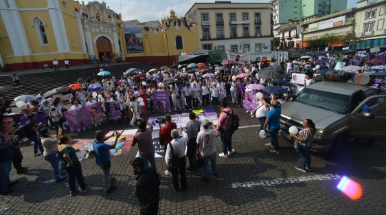 Los trabajadores de la Secretaría de Salud (SS) de Veracruz se manifestaron este miércoles 26 de abril para exigir justicia por Yarazeth Zepeta y que el caso no quede en la impunidad.