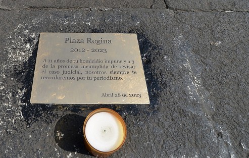 De nueva cuenta, en la Plaza Lerdo fue colocada una placa en memoria de la periodista Regina Martínez, a 11 años de su asesinato se deconoce quién la colocó.