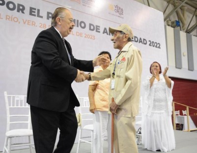  Por dedicar su vida laboral a garantizar la atención médica de la población veracruzana, la Secretaría de Salud (SS) entregó medallas y reconocimientos a mil 175 trabajadores con 65, 55, 50, 45, 40, 35, 30, 25 y 20 años de antigüedad en las diferentes áreas.