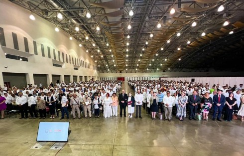  Por dedicar su vida laboral a garantizar la atención médica de la población veracruzana, la Secretaría de Salud (SS) entregó medallas y reconocimientos a mil 175 trabajadores con 65, 55, 50, 45, 40, 35, 30, 25 y 20 años de antigüedad en las diferentes áreas.