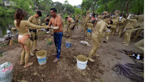 Cientos de visitantes disfrutaron del primer desfile alegórico del carnaval Jalcomulco 2023, la comparsa de los enlodados son los primeros en realizar sus preparativos para participar en este colorido desfile.