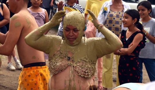 Cientos de visitantes disfrutaron del primer desfile alegórico del carnaval Jalcomulco 2023, la comparsa de los enlodados son los primeros en realizar sus preparativos para participar en este colorido desfile.