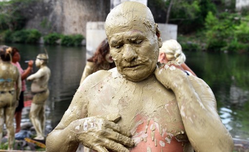 Cientos de visitantes disfrutaron del primer desfile alegórico del carnaval Jalcomulco 2023, la comparsa de los enlodados son los primeros en realizar sus preparativos para participar en este colorido desfile.