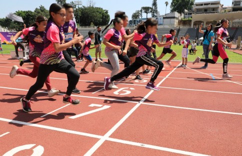 Como parte de los festejos del Día de la Niña y el Niño organizados por el Ayuntamiento de Xalapa, y con la finalidad de fortalecer su Programa de asistencia alimentaria 2023, el Consejo Municipal para la Asistencia Social (Conmas) llevó a cabo una carrera infantil esta mañana en el Estadio Xalapeño, donde mas de 300 participantes se dieron cita para divertirse, hacer ejercicio y ayudar.