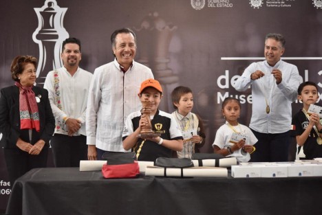 Este domingo concluyó la competencia de Ajedrez en 8 categorías, y con 619 participantes provenientes de muchos estados del país y de otros países. Se premiaron de los lugares más destacados de cada categoría de manos del Gobernador Cuitláhuac García, y personalidades.