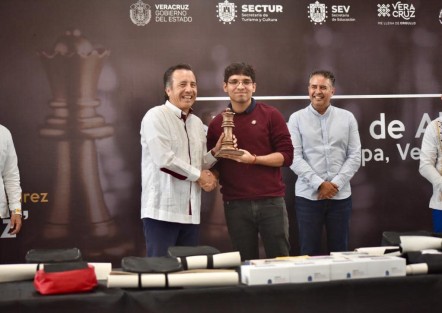 Este domingo concluyó la competencia de Ajedrez en 8 categorías, y con 619 participantes provenientes de muchos estados del país y de otros países. Se premiaron de los lugares más destacados de cada categoría de manos del Gobernador Cuitláhuac García, y personalidades.