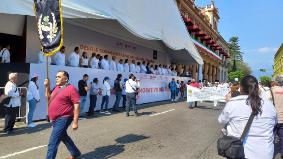 Trabajadores de distintos sectores desfilan este Día del Trabajo en la capital veracruzana. 