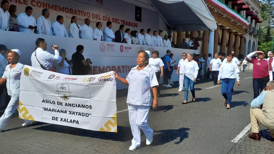 Trabajadores de distintos sectores desfilan este Día del Trabajo en la capital veracruzana. 