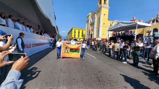 Trabajadores de distintos sectores desfilan este Día del Trabajo en la capital veracruzana. 