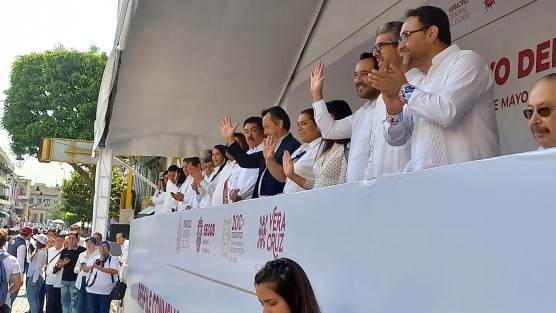 El Gobernador del Estado, Cuitláhuac García y parte de su gabinete  presiden el desfile.