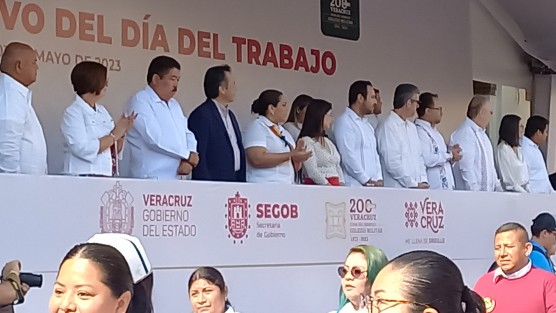 El Gobernador del Estado, Cuitláhuac García y parte de su gabinete  presiden el desfile.