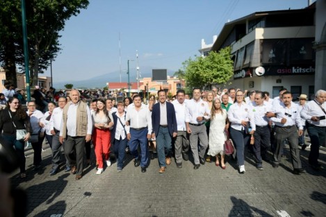 El gobernador Cuitláhuac García Jiménez encabezó el desfile del día del Trabajo en compañia de  líderes sindicales y funcionarios de gobierno. Minutos antes de las 9 de la mañana dio inicio la marcha.