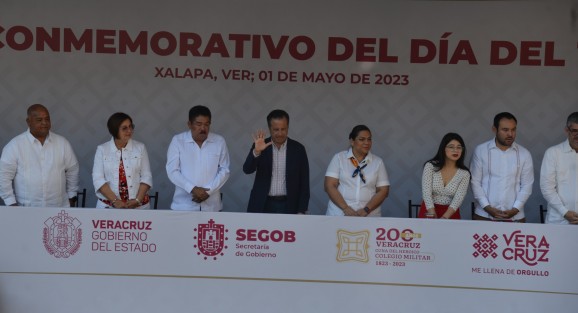 El gobernador Cuitláhuac García Jiménez encabezó el desfile del día del Trabajo en compañia de  líderes sindicales y funcionarios de gobierno. Minutos antes de las 9 de la mañana dio inicio la marcha.