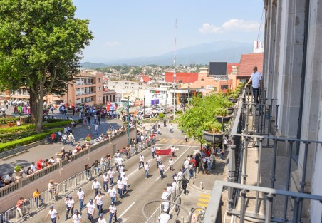  El alcalde de Xalapa, Ricardo Ahued Bardahuil, presenció el desfile conmemorativo por el Día del Trabajo desde los balcones de Palacio Municipal, a donde invitó a algunas ciudadanas y ciudadanos para disfrutar de este evento.