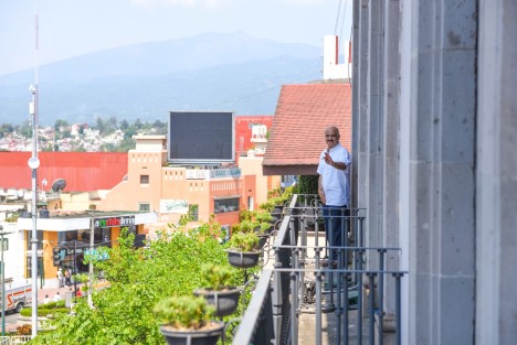  El alcalde de Xalapa, Ricardo Ahued Bardahuil, presenció el desfile conmemorativo por el Día del Trabajo desde los balcones de Palacio Municipal, a donde invitó a algunas ciudadanas y ciudadanos para disfrutar de este evento.