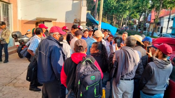 Uno de ellos dijo que viajó desde Quintana Roo para una cita agendada para un trámite de terrenos en Veracruz, y debido al paro todos sus gastos fueron en vano. 