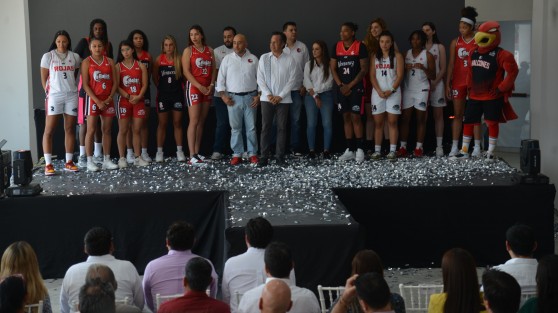  El mandatario Estatal Cuitláhuac García Jiménez, encabezó la ceremonia de presentación del equipo femenil de básquetbol Las Halconas Rojas de Veracruz.