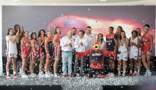  El mandatario Estatal Cuitláhuac García Jiménez, encabezó la ceremonia de presentación del equipo femenil de básquetbol Las Halconas Rojas de Veracruz.