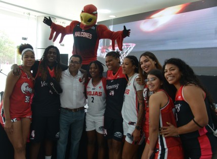 El básquetbol de primera regresó a Veracruz y este viernes debutarán las Rojas en la Liga Nacional de Baloncesto Profesional cuando enfrenten a las Halconas de Xalapa, de la mano del entrenador Osvaldo Zermeño Cisneros, la asistente Jessica Elizondo Estrada y el preparador físico Miguel Ángel Suárez Núñez.