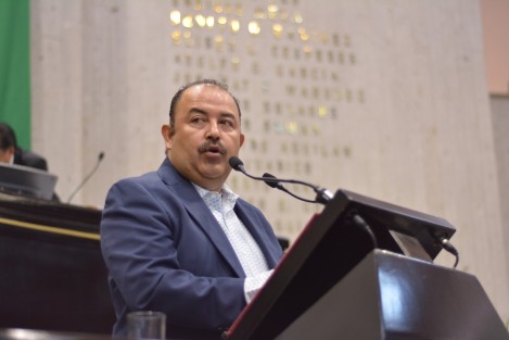 El diputado Juan Enrique Santos Mendoza presentó al Pleno de la LXVI Legislatura una iniciativa de Decreto ante el Congreso de la Unión, con la que propone adicionar el numeral cuatro al artículo 76 de la Ley General de Partidos Políticos para que al menos un 25 por ciento de los gastos de campaña que realicen las candidatas y candidatos deban ser destinados a la creación, planeación y desarrollo del anteproyecto o plan de trabajo que planeen ejecutar durante el transcurso del cargo para el que se postulan.

