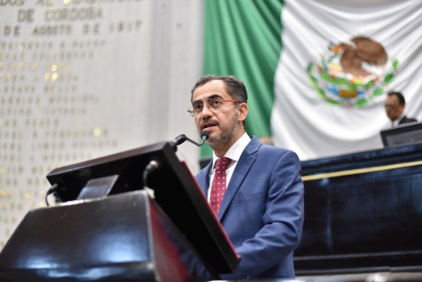 El diputado Luis Antonio Luna Rosales presentó un Anteproyecto con Punto de Acuerdo por el cual exhorta a las 212 autoridades municipales del estado de Veracruz a dar puntual cumplimiento a lo que establece la Ley de Mejora Regulatoria estatal e implementar acciones de simplificación en los trámites y servicios y disminuir el costo económico y social en beneficio de la ciudadanía.