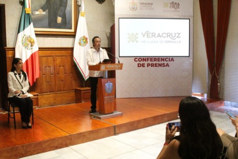 El gobernador Cuitláhuac García Jiménez en compañía de la fiscal  general, Verónica Hernández, advirtió que la captura de Mauro por el asesinato de la enfermera Yarazeth es muestra de que los feminicidios no quedarán impunes en Veracruz.
