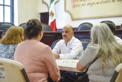 Acompañado por el regidor Daniel Fernández Carrión y el director de Participación Ciudadana, Juan Marín Viveros, el Edil atendió a vecinas y vecinos de la zona Centro y colonias de la periferia, quienes solicitaron el mejoramiento de vialidades, acciones de conservación ambiental, pavimentación, así como la rehabilitación y construcción de las redes de drenaje sanitario y agua potable.
