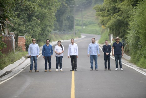 El gobernador Cuitláhuac García Jiménez y la presidenta municipal Fanny Alejandra Muñoz Alfonso visitaron el tramo de casi cuatro kilómetros, realizado por la Secretaría de Infraestructura y Obras Públicas con recursos del Fondo Hidrocarburos Terrestres 2022. 