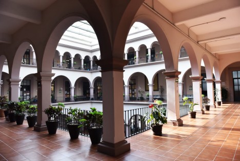 Por la conmemoración del 161 aniversario de la Batalla de Puebla y de acuerdo con las Condiciones Generales de Trabajo que rigen a los empleados municipales sindicalizados, el viernes 5 de mayo se suspenderán labores en Palacio Municipal, por lo que éste permanecerá cerrado.