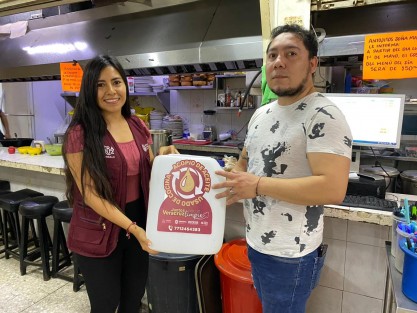 La distribución de los bidones inició en 14 cocinas del mercado Jáuregui y tres de Banderilla, y en los próximos días llegarán sucursales de los restaurantes Asadero Cien, Postodoro y Doña Clarita, además locatarios de otros comercios. 