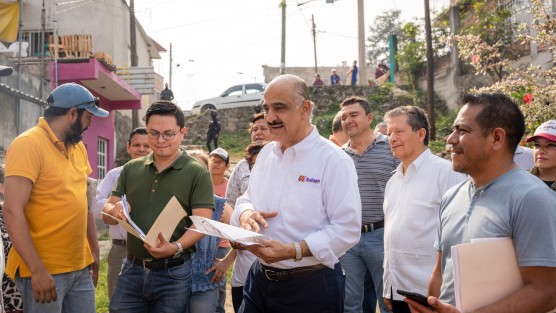 El alcalde de Xalapa, Ricardo Ahued, visitó a vecinas y vecinos de la colonia Felipe Carrillo Puerto, en el Barrio del Dique, con el propósito de atender sus necesidades. 