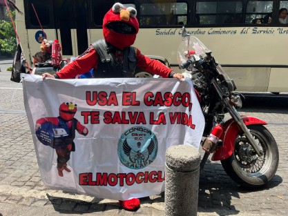 Con la caracterización de Elmotociclista, Martín López estuvo promoviendo el uso de casco en el centro de Xalapa. Recordó que muchos de los accidentes entre usuarios de este tipo de vehículos se deben a la falta de medidas como el uso de casco.   