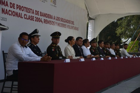 Autoridades militares y de gobierno, presentes  en el cuartel militar  de El Lencero, durante  la ceremonia de Toma de Protesta de Bandera a los soldados del Servicio Militar Nacional Clase 2004, remisos y mujeres voluntarias. 
