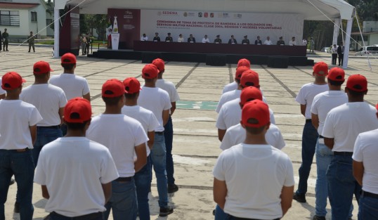 Autoridades militares y de gobierno, presentes  en el cuartel militar  de El Lencero, durante  la ceremonia de Toma de Protesta de Bandera a los soldados del Servicio Militar Nacional Clase 2004, remisos y mujeres voluntarias. 
